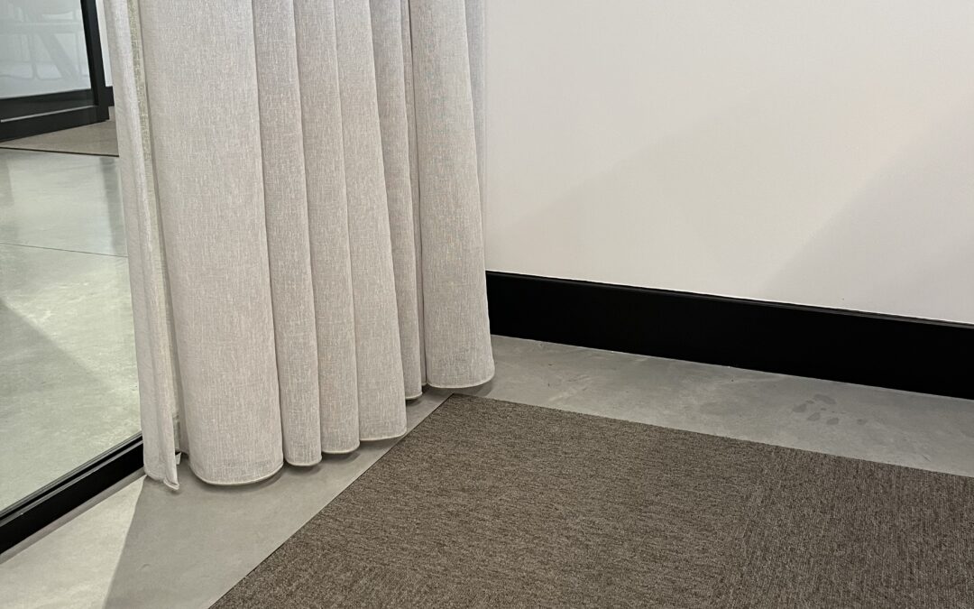 Vloerkleed-effect zonder vloerkleed: gietvloer en tapijttegels gecombineerd in Veenendaal.