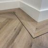 Vleugel Vloeren legt PVC visgraat planken. PVC Vloer laten leggen.