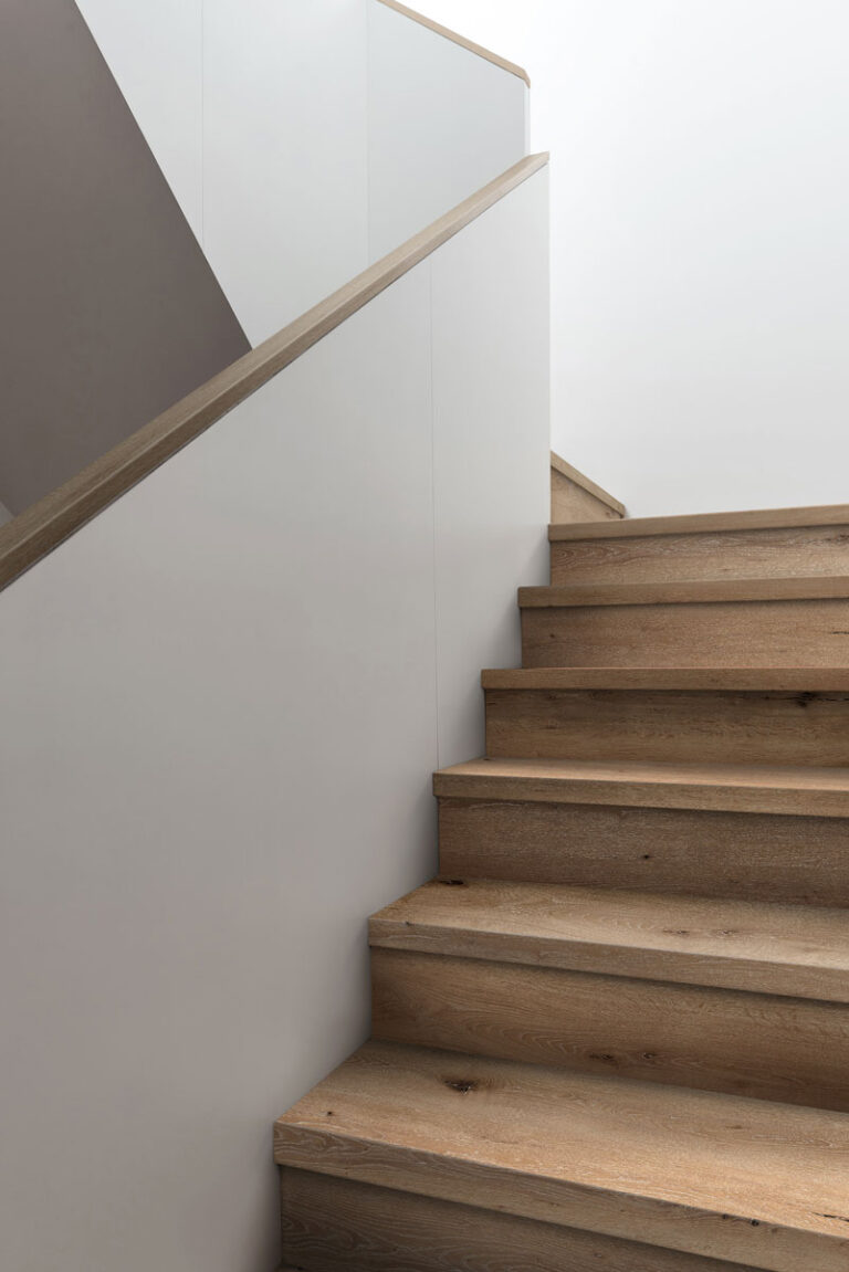 VLEUGEL-VLOEREN_coretec-stairs-traprenovatie