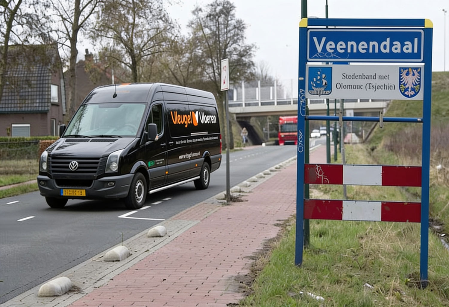 PVC visgraat vloer in lichte woonkamer met houtlook in warme eikentint